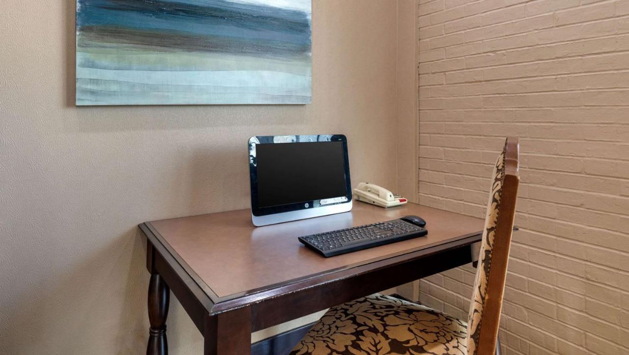 Hotel Magnuson Grand And Conference Center 4*